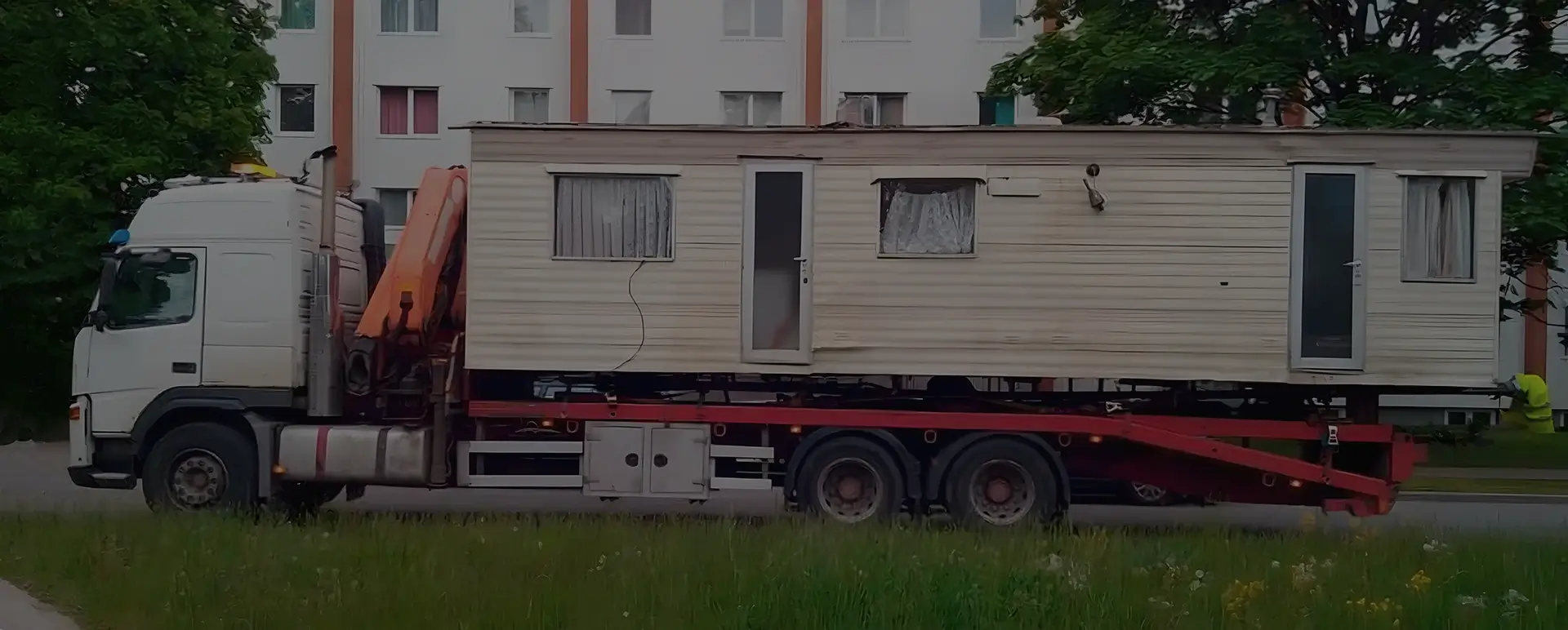 Получить онлайн цены на доставку низким тралом дом вагона в городе Гусиноозёрск (Сибирский округ - Республика Бурятия) на сайте самостоятельно